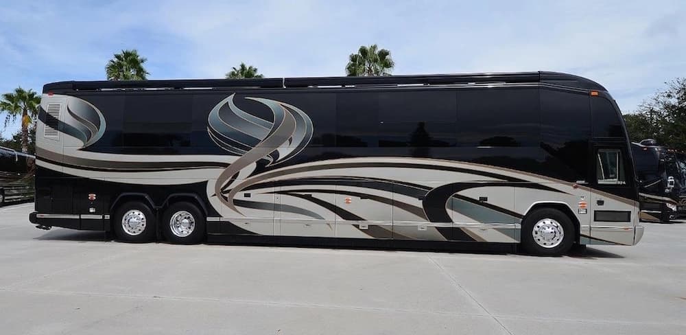 2009 Prevost Featherlite Amadas H3-45 Coach - Image 2