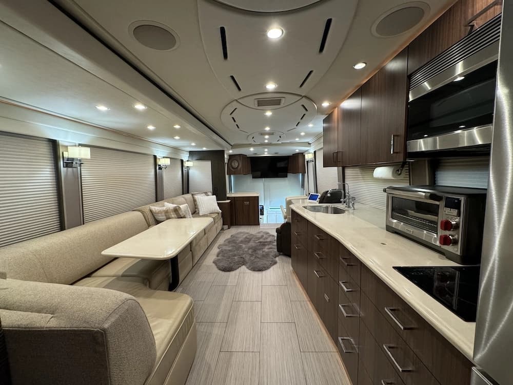 2009 Prevost Featherlite Amadas H3-45 Coach - Image 11
