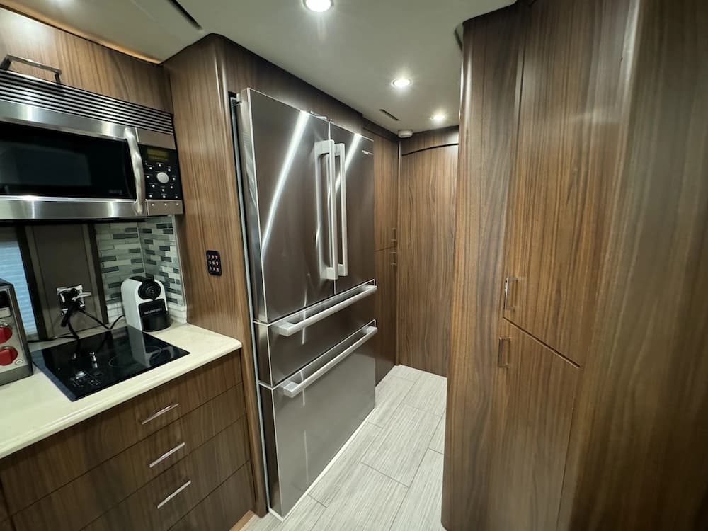 2009 Prevost Featherlite Amadas H3-45 Coach - Image 13