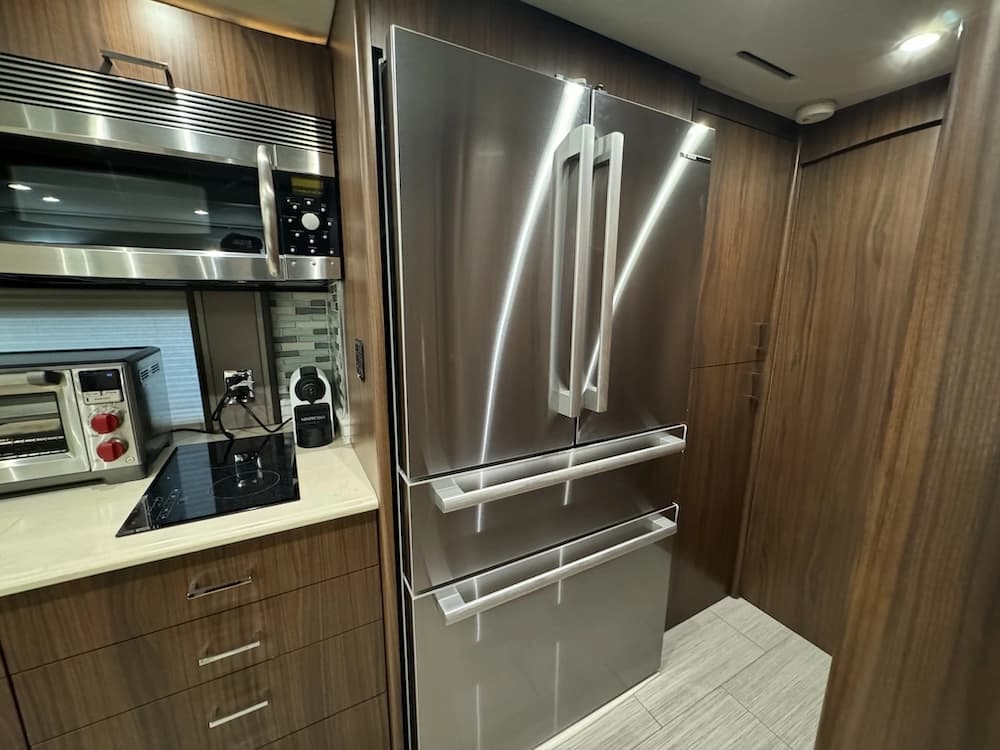 2009 Prevost Featherlite Amadas H3-45 Coach - Image 14