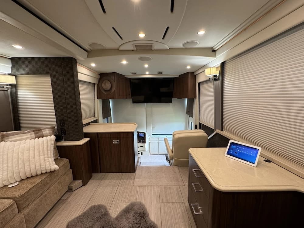 2009 Prevost Featherlite Amadas H3-45 Coach - Image 15