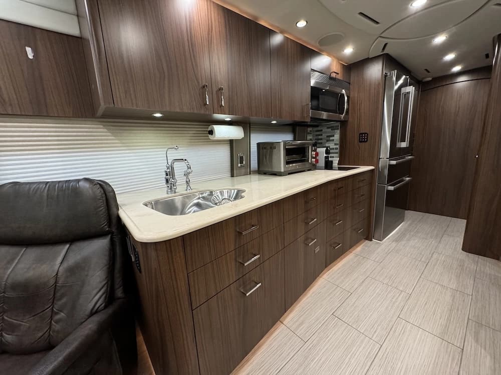 2009 Prevost Featherlite Amadas H3-45 Coach - Image 16