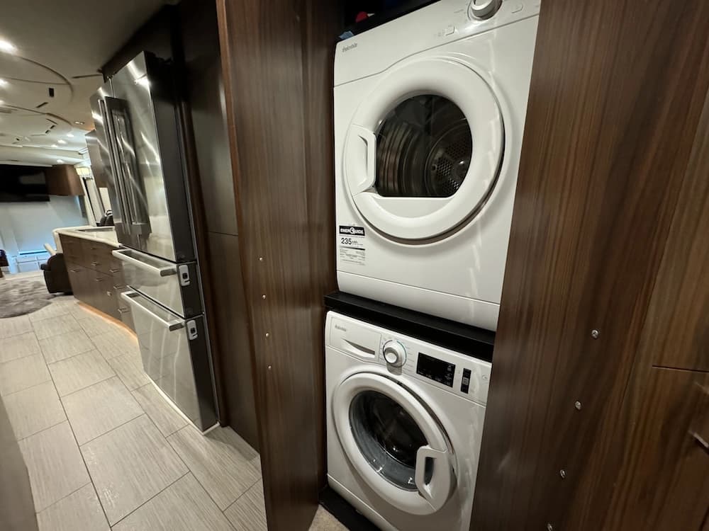 2009 Prevost Featherlite Amadas H3-45 Coach - Image 17