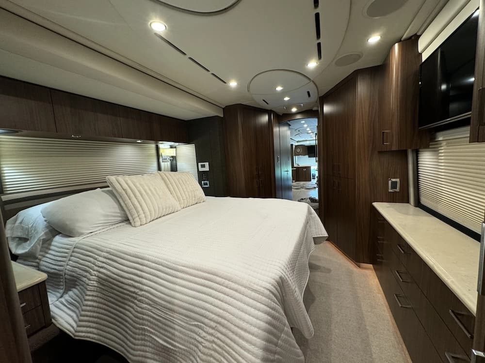 2009 Prevost Featherlite Amadas H3-45 Coach - Image 19