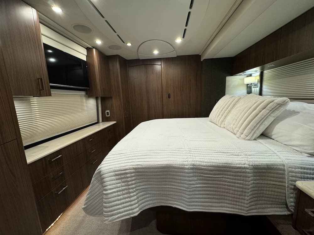 2009 Prevost Featherlite Amadas H3-45 Coach - Image 21
