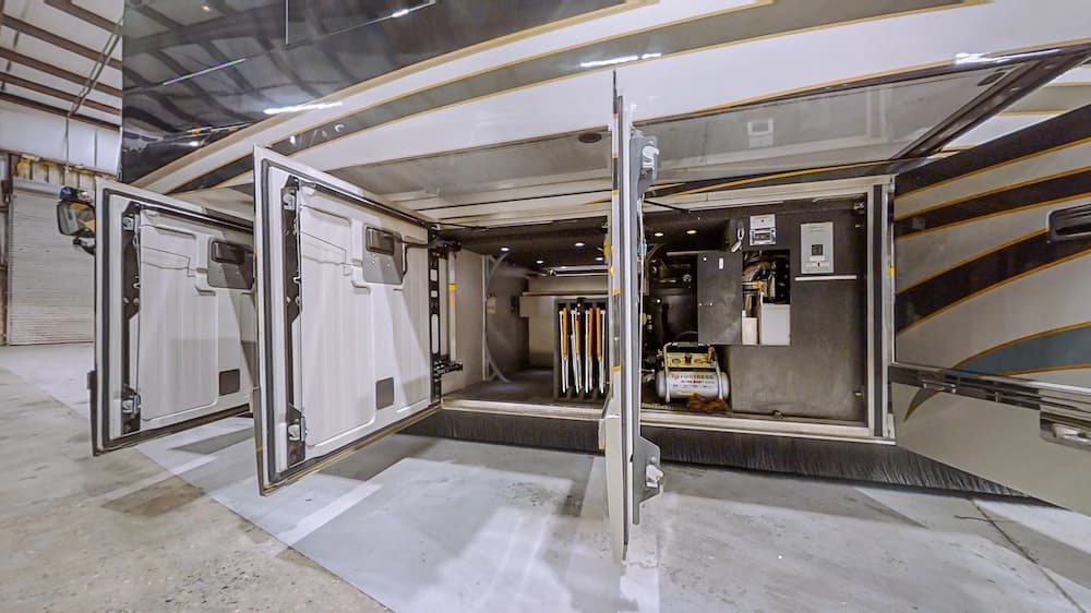 2009 Prevost Featherlite Amadas H3-45 Coach - Image 24