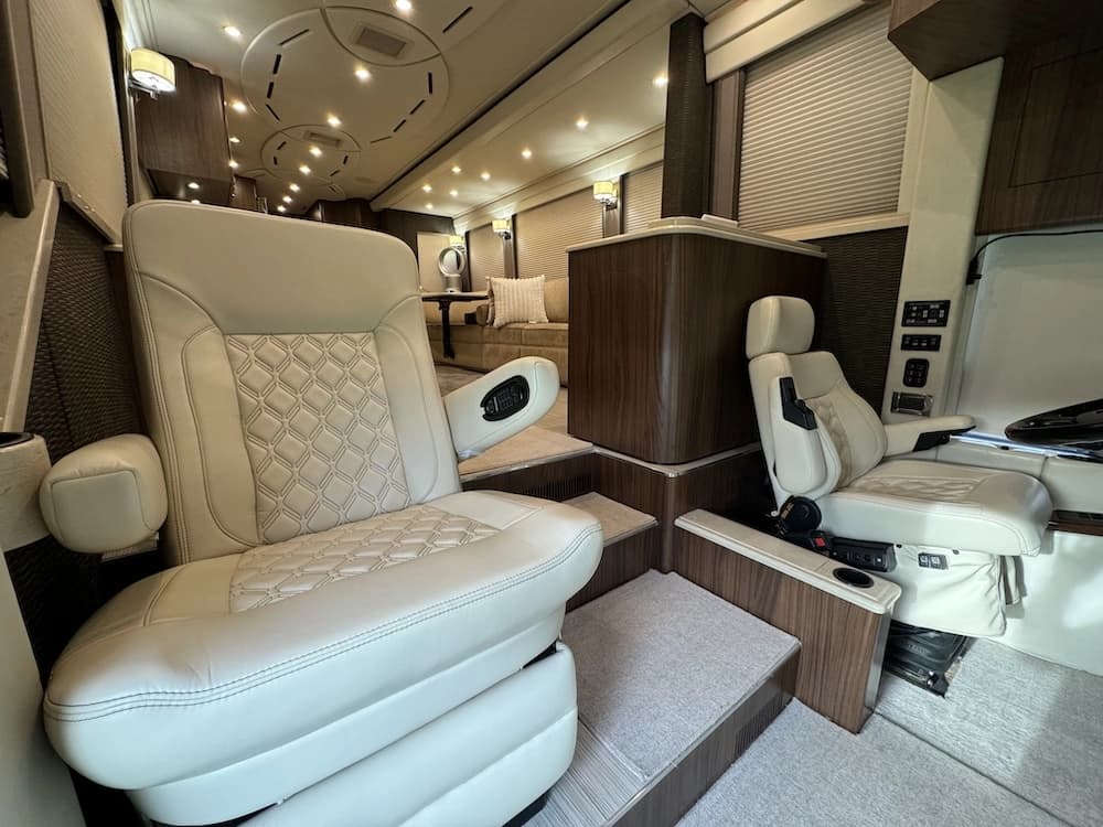 2009 Prevost Featherlite Amadas H3-45 Coach - Image 6