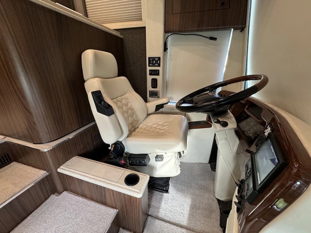 2009 Prevost Featherlite Amadas H3-45 Coach - Image 7