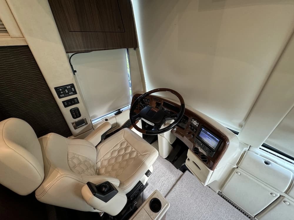 2009 Prevost Featherlite Amadas H3-45 Coach - Image 8