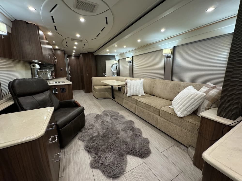 2009 Prevost Featherlite Amadas H3-45 Coach - Image 10