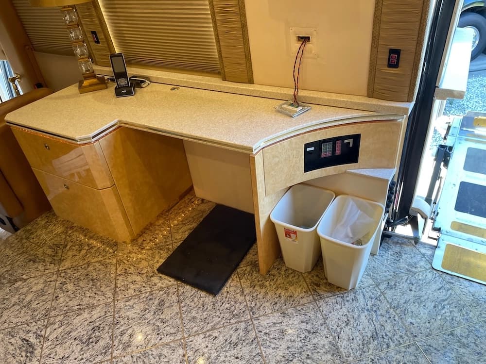 2006 Prevost Featherlite H3-45 Coach - Image 11