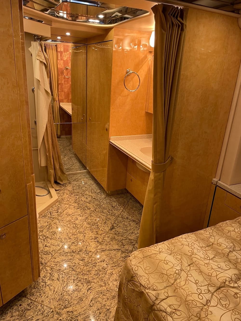 2006 Prevost Featherlite H3-45 Coach - Image 15