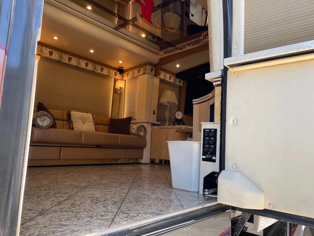 2006 Prevost Featherlite H3-45 Coach - Image 5