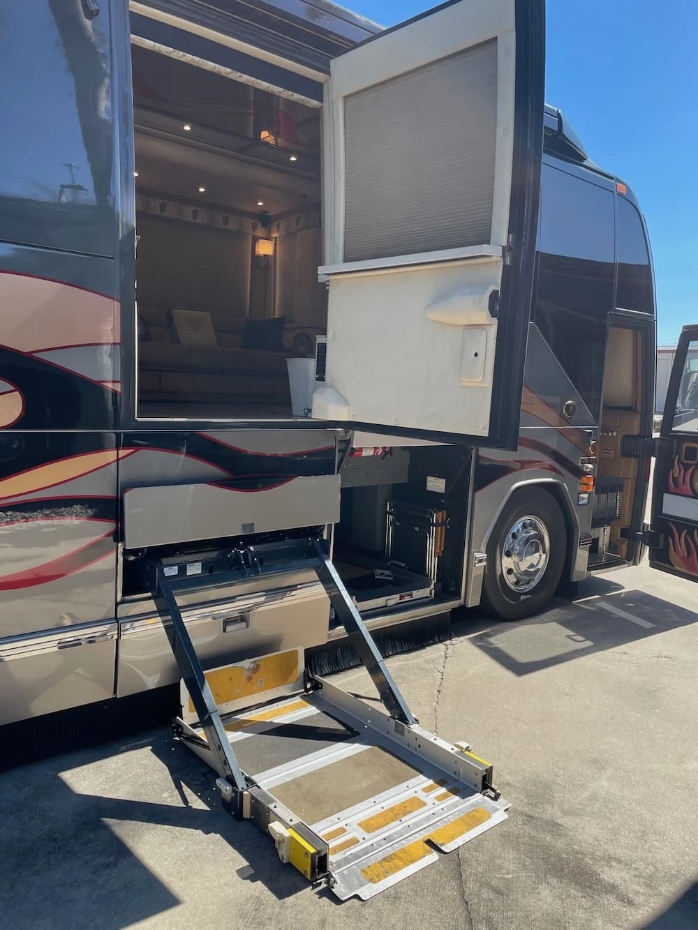 2006 Prevost Featherlite H3-45 Coach - Image 7