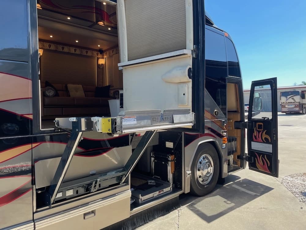 2006 Prevost Featherlite H3-45 Coach - Image 8