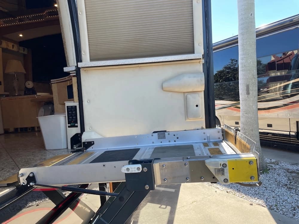 2006 Prevost Featherlite H3-45 Coach - Image 9