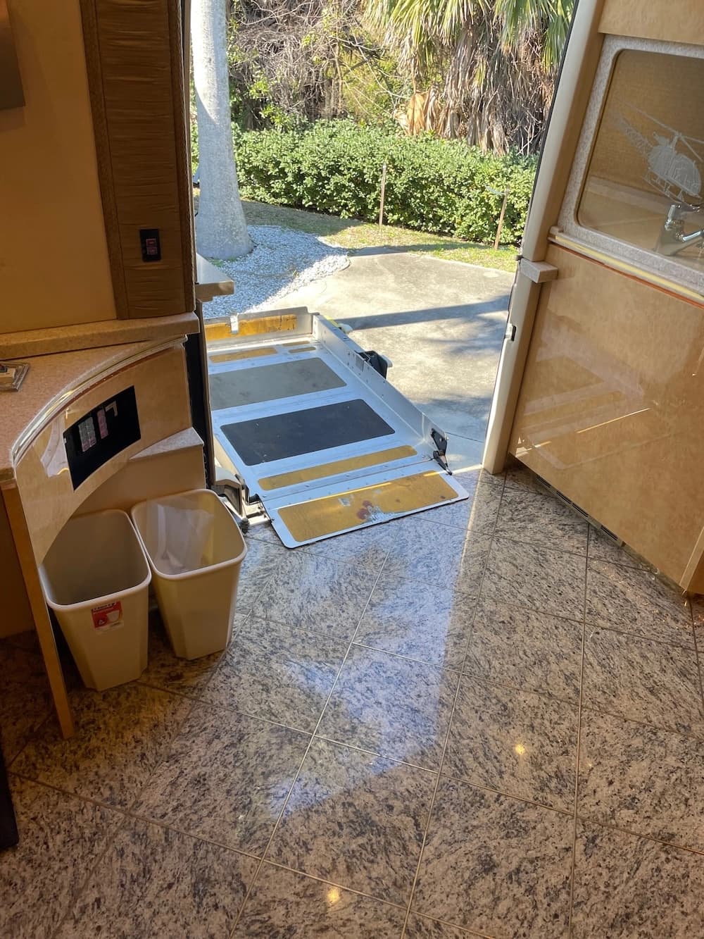 2006 Prevost Featherlite H3-45 Coach - Image 10