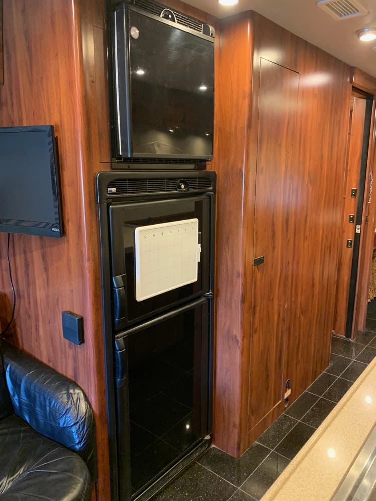 2001 Prevost XLII Coach - Image 12