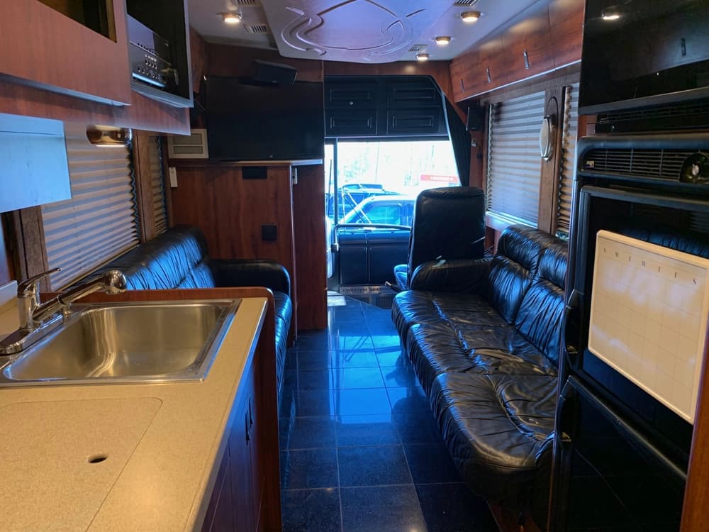 2001 Prevost XLII Coach - Image 15