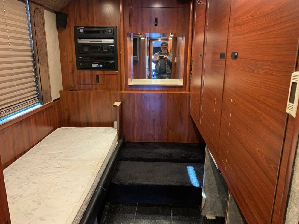 2001 Prevost XLII Coach - Image 20