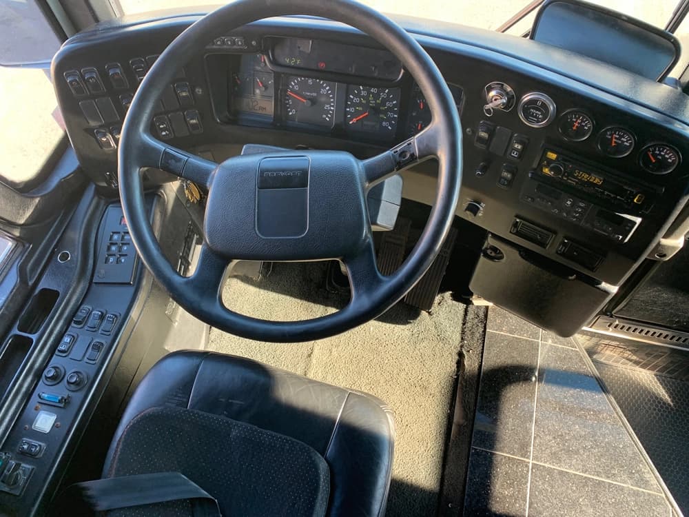 2001 Prevost XLII Coach - Image 9