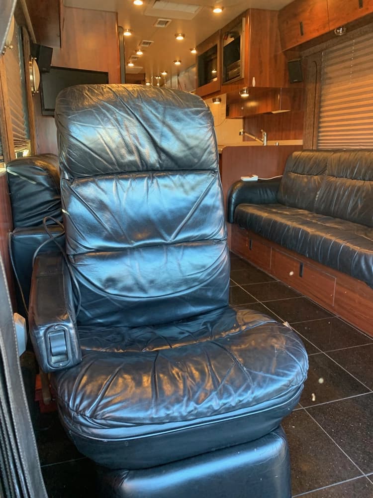 2001 Prevost XLII Coach - Image 10