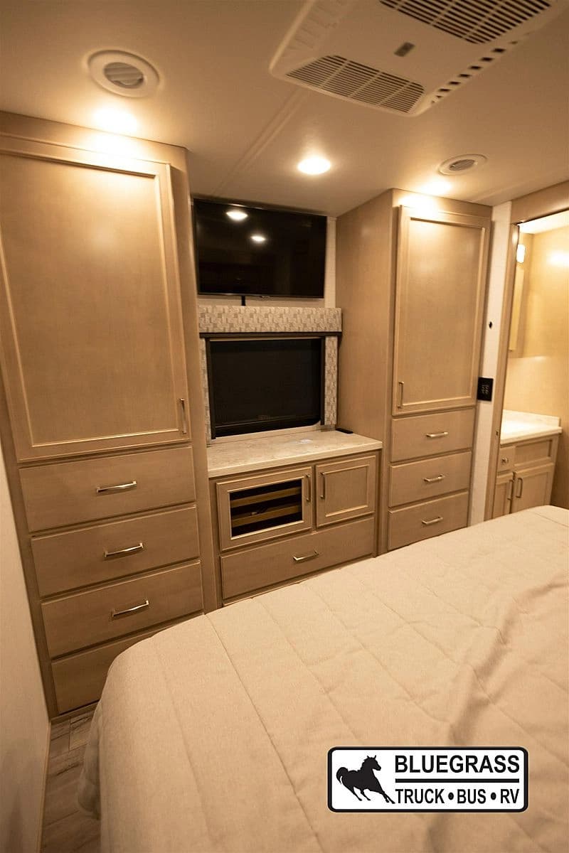 2024 Renegade Verona 36VSB Motorhome - Image 18