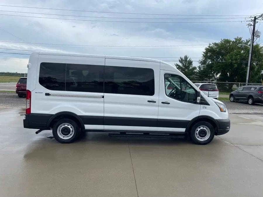 2025 Ford 350 SRW Cutaway - Image 4