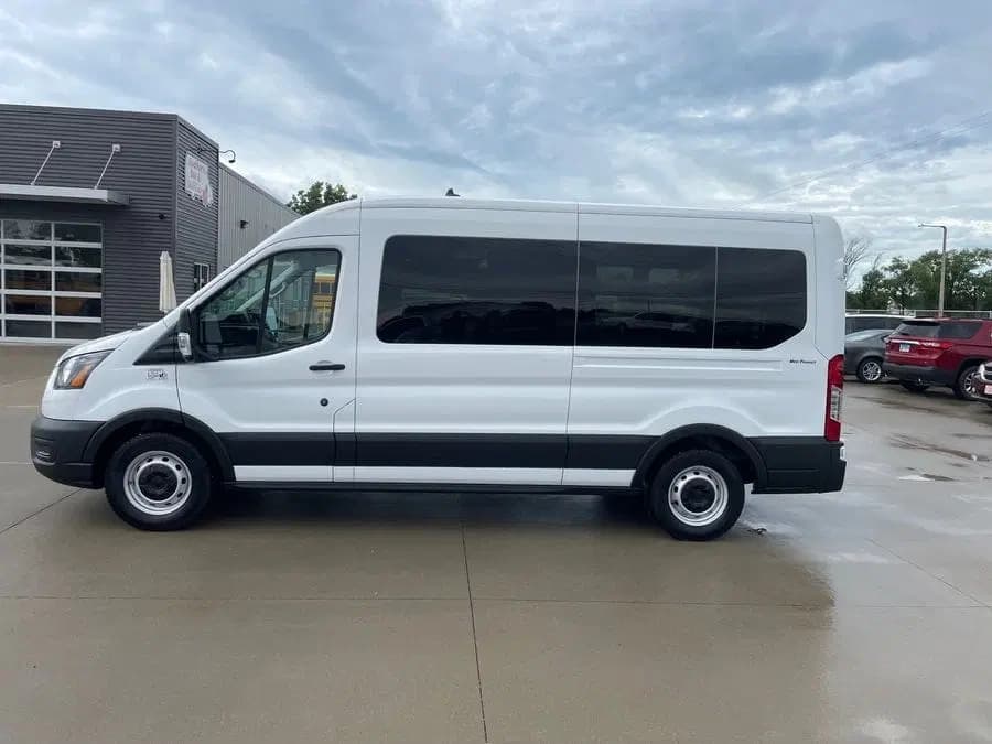 2025 Ford 350 SRW Cutaway - Image 2