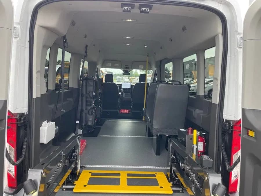 2025 Ford 350 SRW Cutaway - Image 5