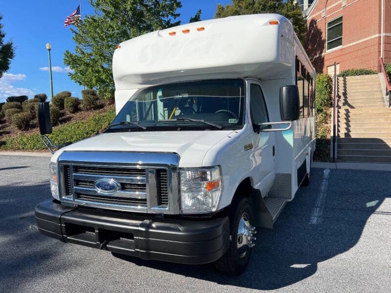 2019 Ford E450 SD Star Trans ADA Shuttle Bus - Image 2