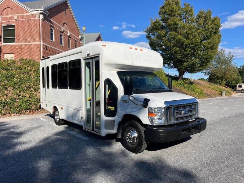 2019 Ford E450 SD Star Trans ADA Shuttle Bus - Image 3