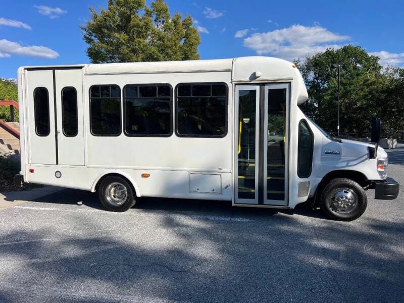 2019 Ford E450 SD Star Trans ADA Shuttle Bus - Image 4