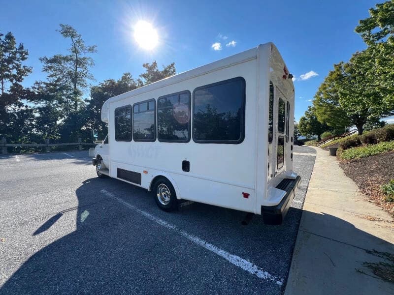 2019 Ford E450 SD Star Trans ADA Shuttle Bus - Image 8
