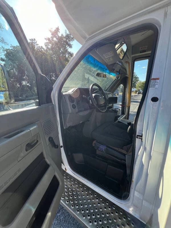 2019 Ford E450 SD Star Trans ADA Shuttle Bus - Image 9