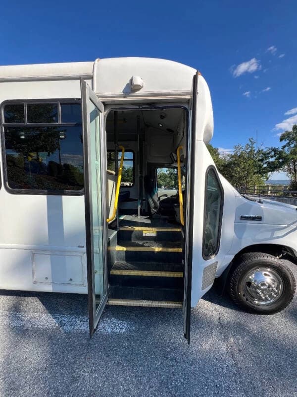 2019 Ford E450 SD Star Trans ADA Shuttle Bus - Image 10