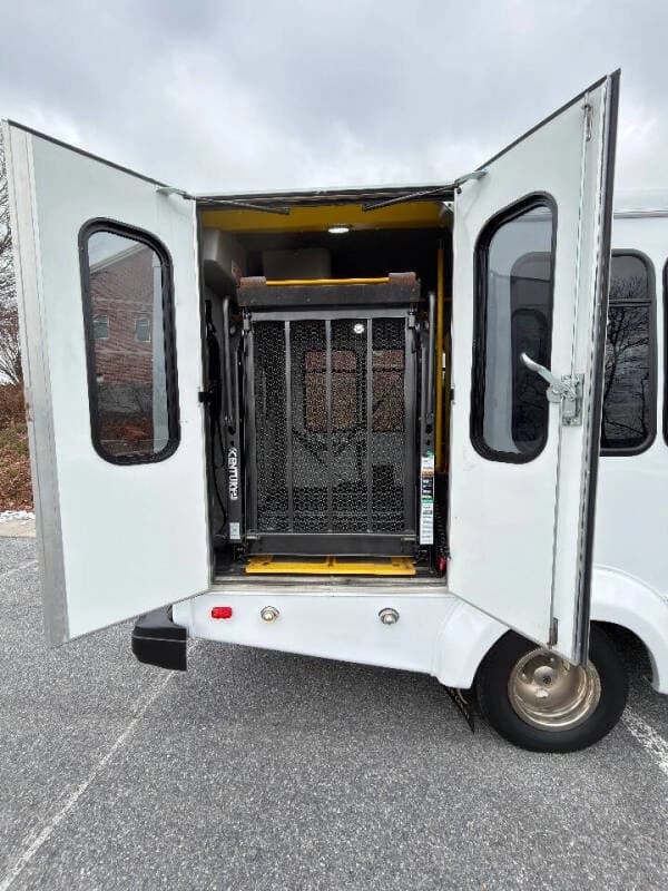 2014 Ford E-Series - Image 10