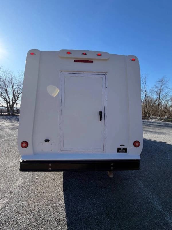 2021 Ford E-450 - Image 11