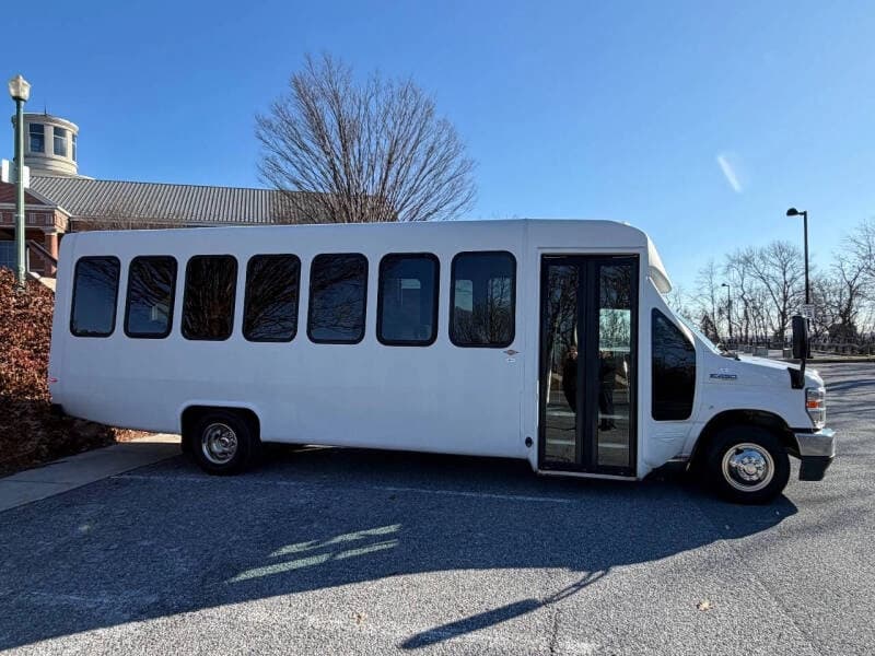 2021 Ford E-450 - Image 8