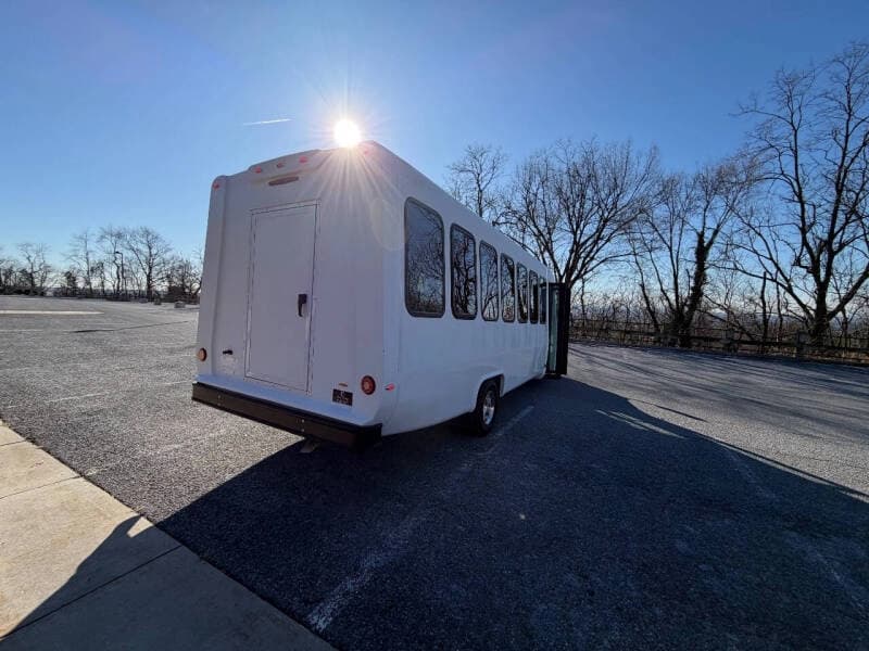 2021 Ford E-450 - Image 10