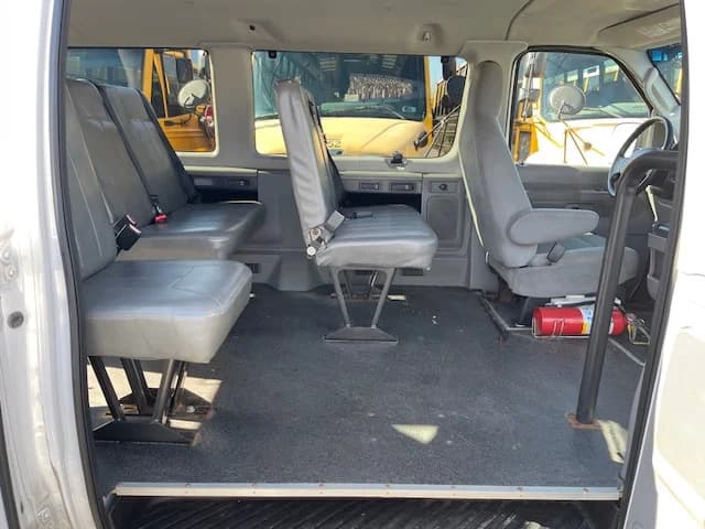 2009 Ford E-150 8 Passenger School Van - Image 3