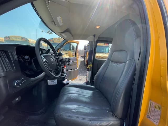 2013 GMC 9 Passenger School Van - Image 10