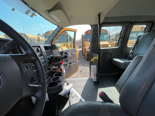 2013 GMC 9 Passenger School Van - Image 11