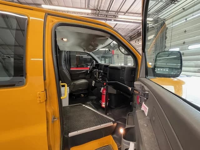 2013 GMC 9 Passenger School Van - Image 10