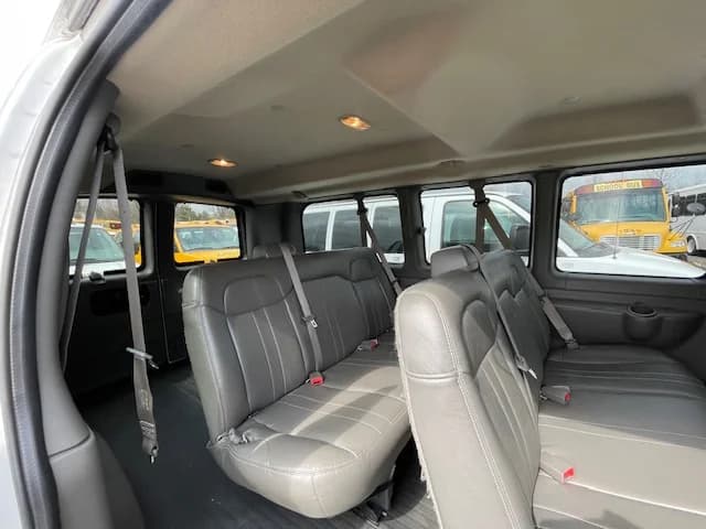 2014 GMC 7 Passenger School Van - Image 7