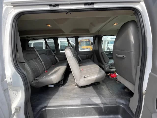 2014 GMC 7 Passenger School Van - Image 8