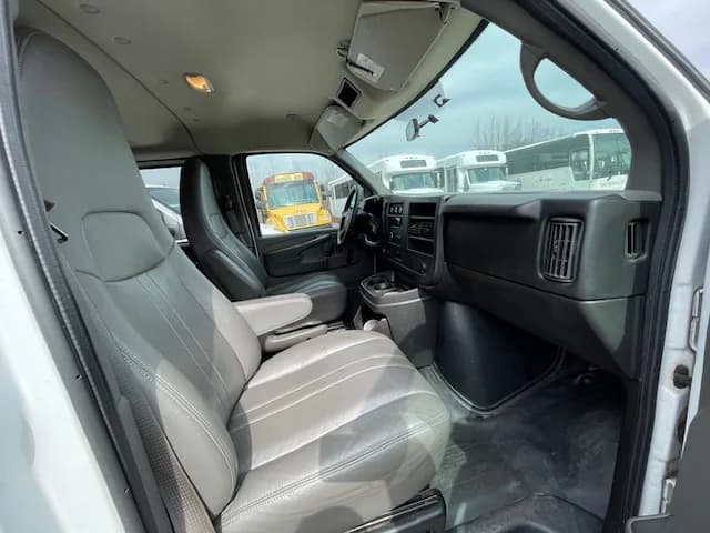 2014 GMC 7 Passenger School Van - Image 6
