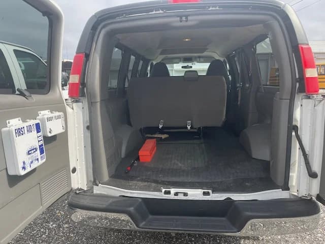 2014 GMC 7 Passenger School Van - Image 9
