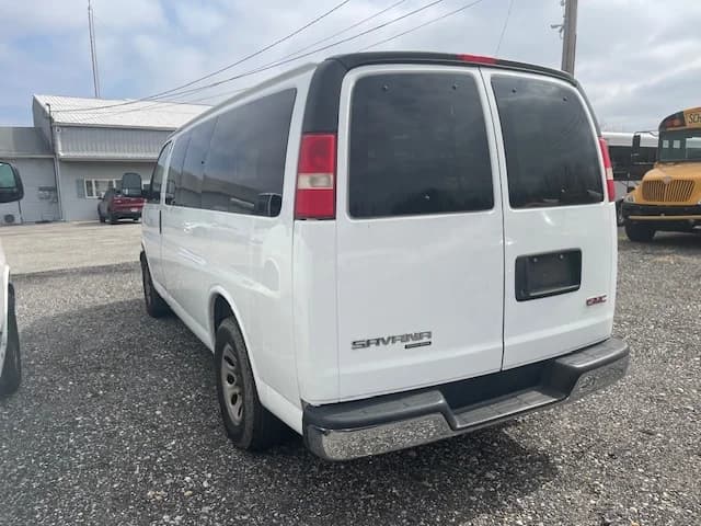 2014 GMC 7 Passenger School Van - Image 4