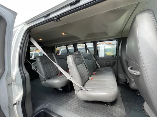 2014 GMC 7 Passenger School Van - Image 7